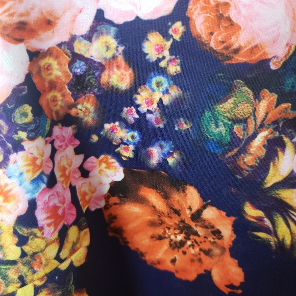 Parisian Collection Cute Floral Crop Top w V-Neck - Picture 2 of 11